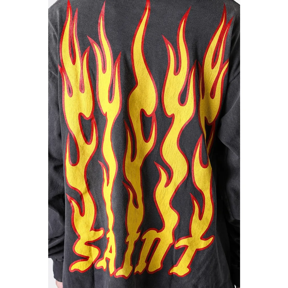 SAINT Mxxxxxx LS TEE/SOUL ON FIRE/BLK Soul flame/flame long sleeves, washed black S-XL, look for cylindrical fabrics with no side seams, don’t buy open ones anymore, boring Assute ready-made garments dyed, sprayed the whole thing with horse-hair spray, and then sprayed again to fade the color, the collar and cuffs are frayed, many places are torn, super large printing position, very difficult to print, complete accessories, with little angel anti-counterfeiting label
